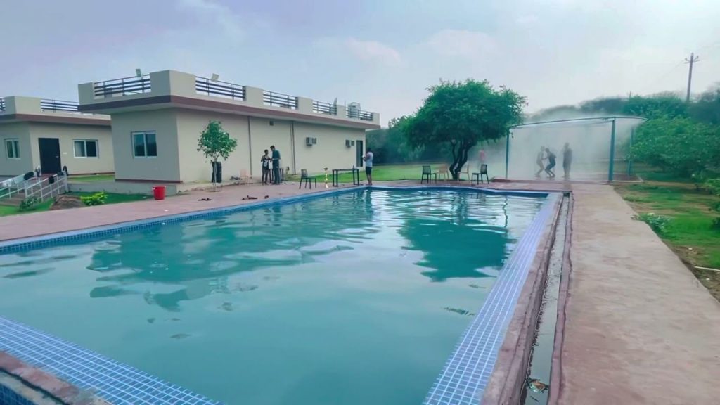 What does a Farmhouse for Pool Party mean in India